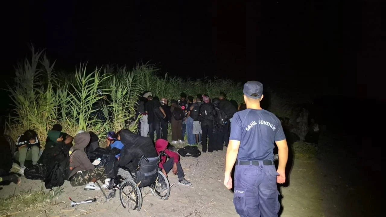 İzmir'de d&uuml;zensiz g&ouml;&ccedil; operasyonu: 62 kişi yakalandı