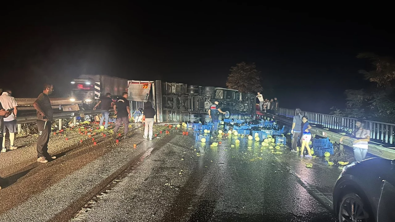 Yağışlı havada zincirleme kaza: 7 yaralı, yol 3,5 saat kapalı kaldı