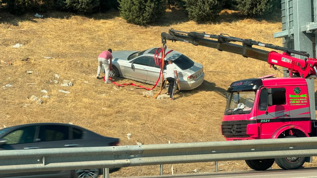 Bursa'da kontrolden çıkan otomobil bariyerleri aşıp tarlaya uçtu! Sürücü kazadan yara almadan çıktı