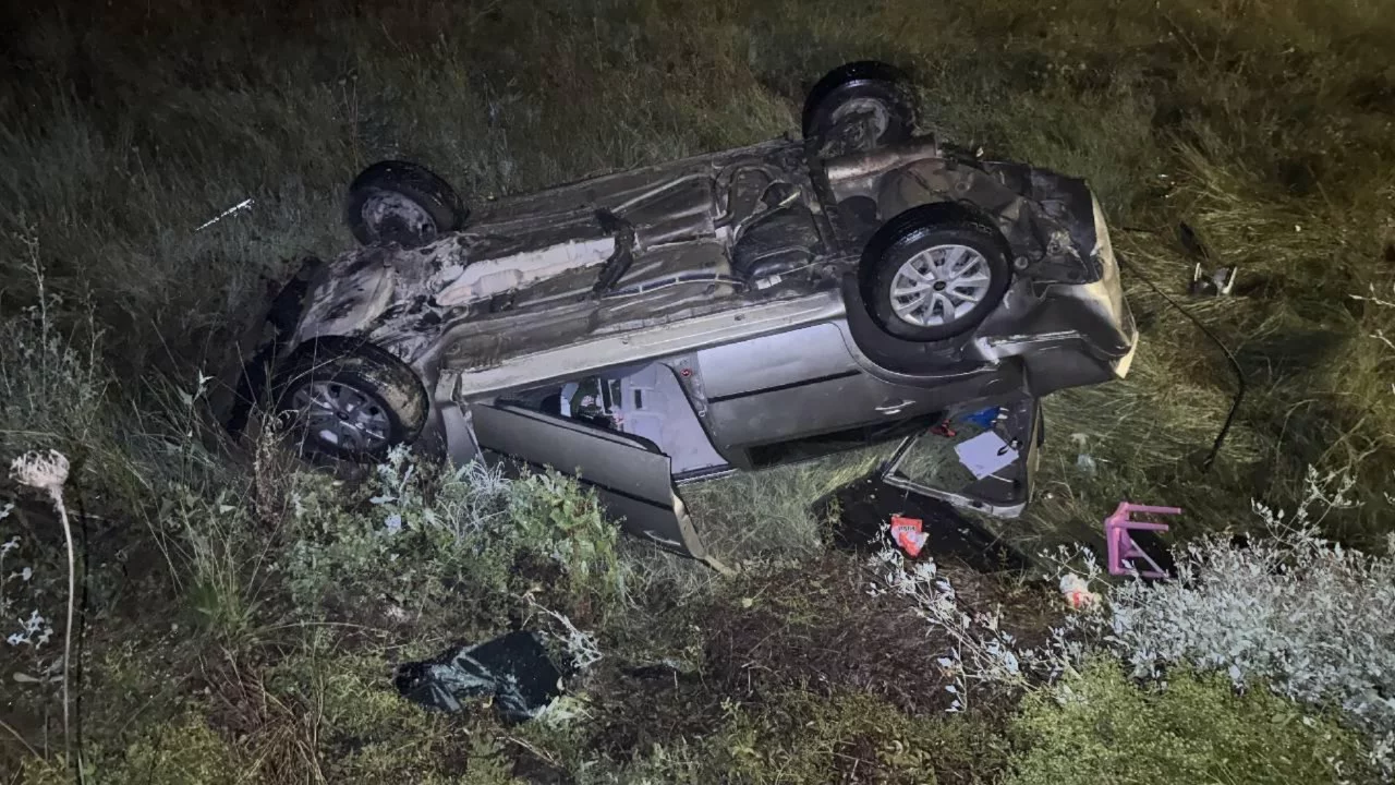 Oltu'da otomobil devrildi: 4 kişi yaralandı