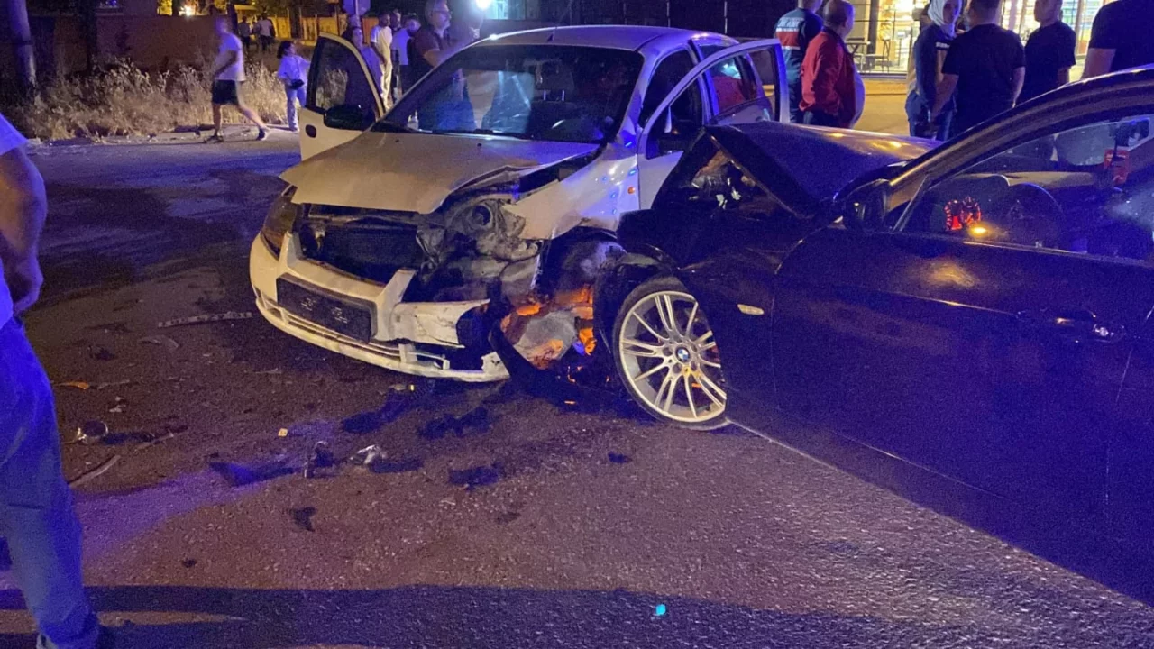 İneg&ouml;l'de iki otomobil kafa kafaya &ccedil;arpıştı: 2 yaralı
