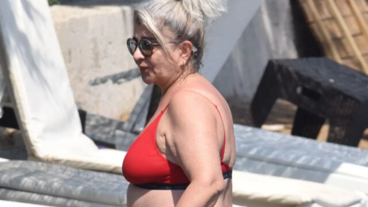 Devrim Yakut Bodrum'da g&ouml;r&uuml;nt&uuml;lendi! 58 yaşındaki oyuncunun tatil keyfi