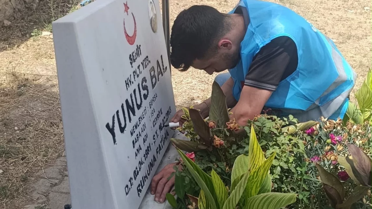 Bursalı gen&ccedil;ler şehitliği temizlediler
