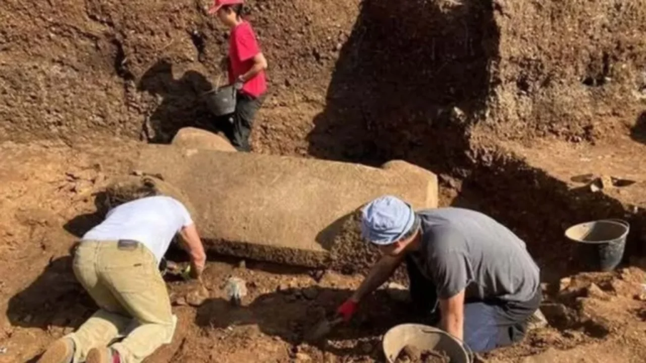 3 metre derinlikte bulunan 5 tonluk m&uuml;h&uuml;rl&uuml; lahitten bakın ne &ccedil;ıktı!