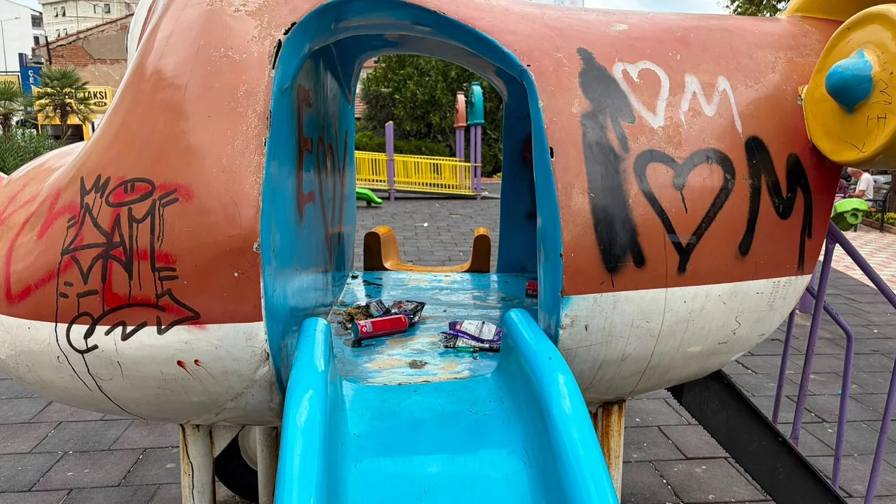 Bursa'da &ccedil;ocuk parkının i&ccedil;ler acısı hali