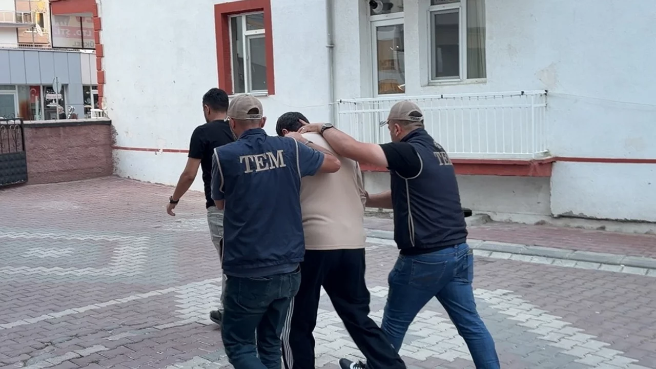 Kırmızı bültenle aranan terör şüphelisi Türkiye'de yakalandı