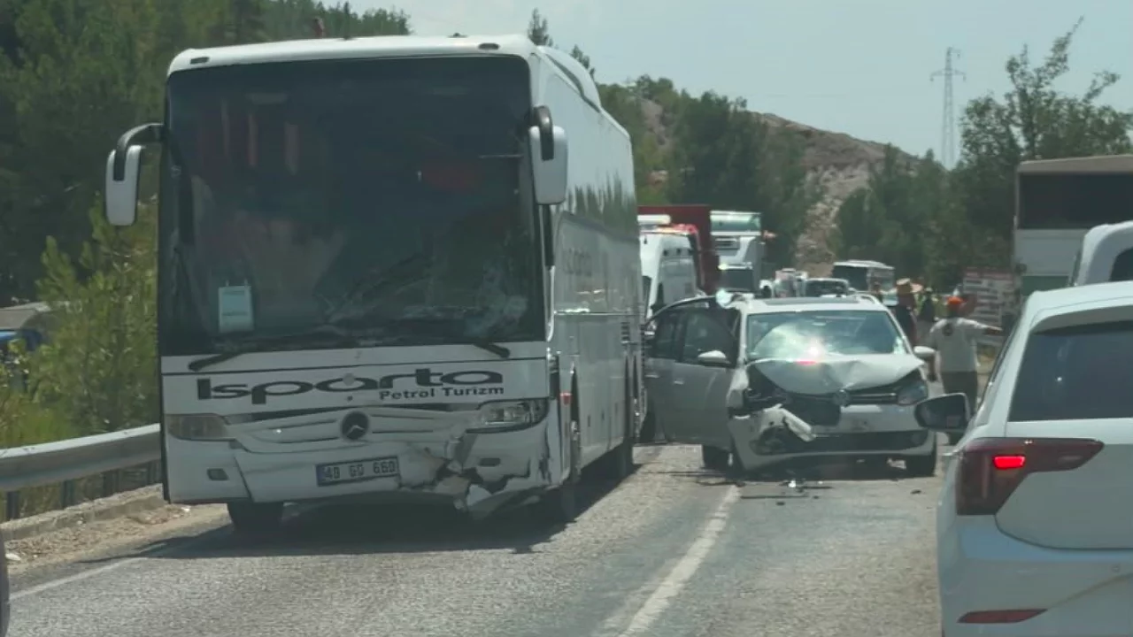 Yolcu otobüsü ile ticari araç çarpıştı: 5 yaralı