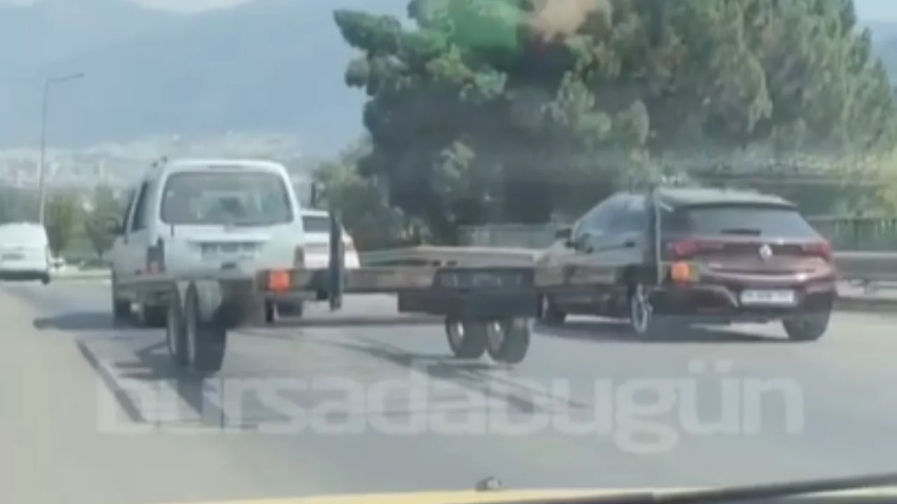 Bursa trafiğinde akılalmaz g&ouml;r&uuml;nt&uuml;! R&ouml;morkun boyu aracı ikiye katladı