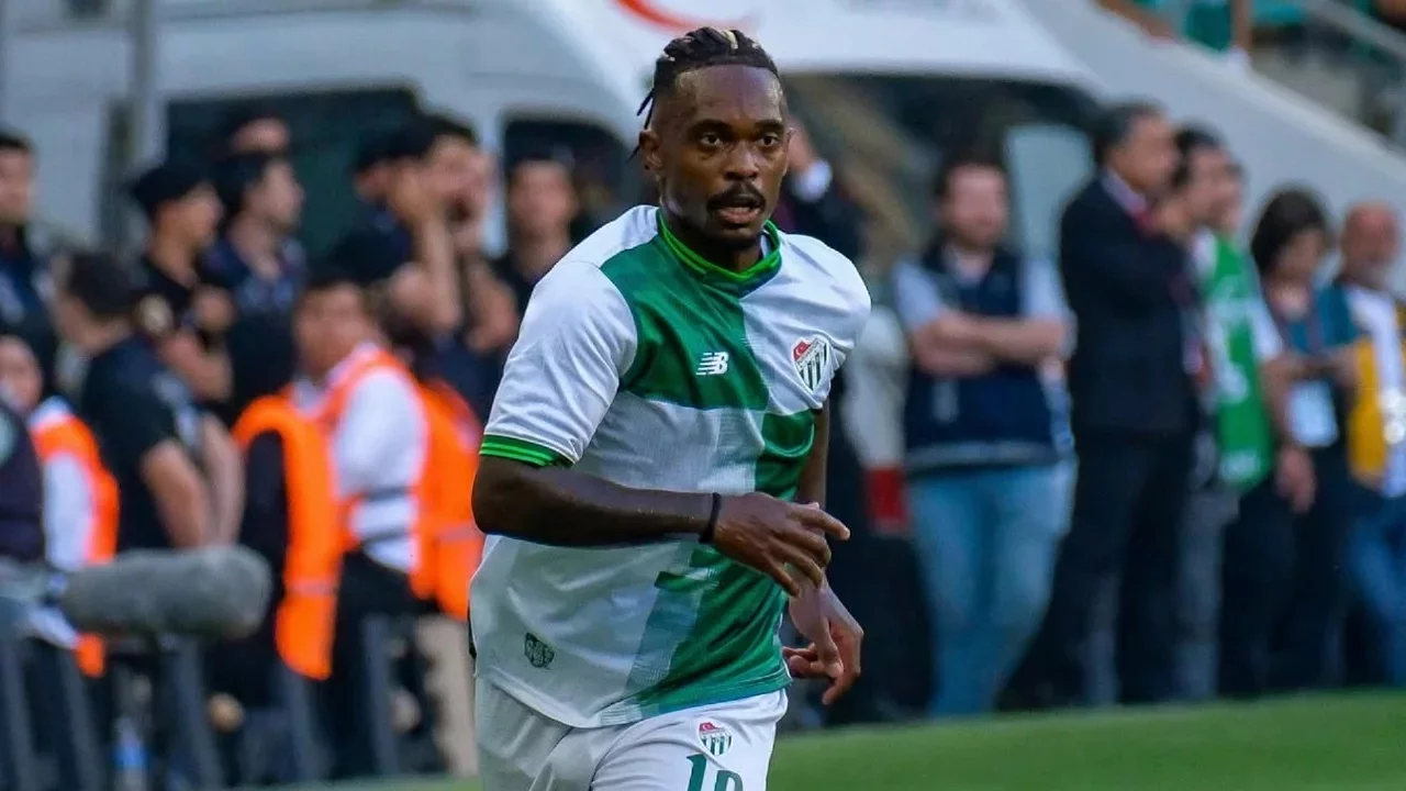 Henrique'den Bursaspor taraftarına &ouml;vg&uuml; dolu s&ouml;zler: 'Benim i&ccedil;in ilkti'