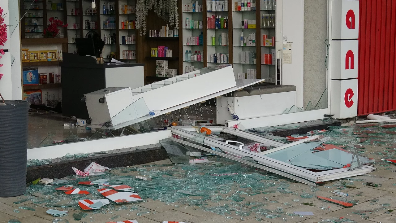 Şiddetli fırtına ağaçları devirdi, iş yerlerinin camları patladı