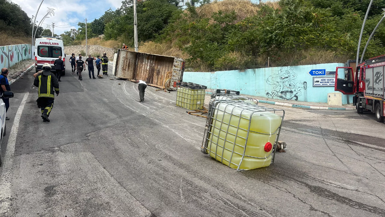 Çamaşır suyu tanklarını taşıyan kamyon devrildi