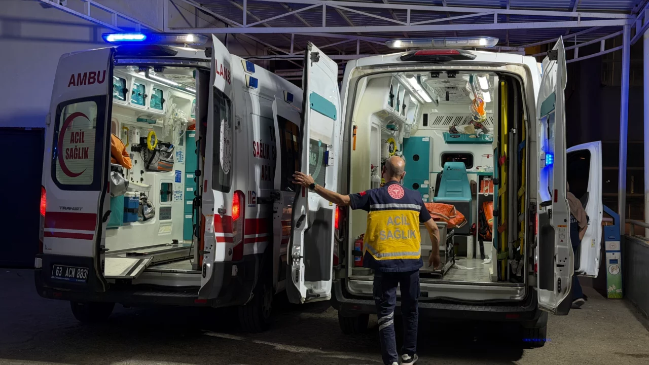 Şanlıurfa Siverek'te yol verme tartışması silahlı saldırıya d&ouml;n&uuml;şt&uuml;: Baba ve 11 yaşındaki kızı yaralandı