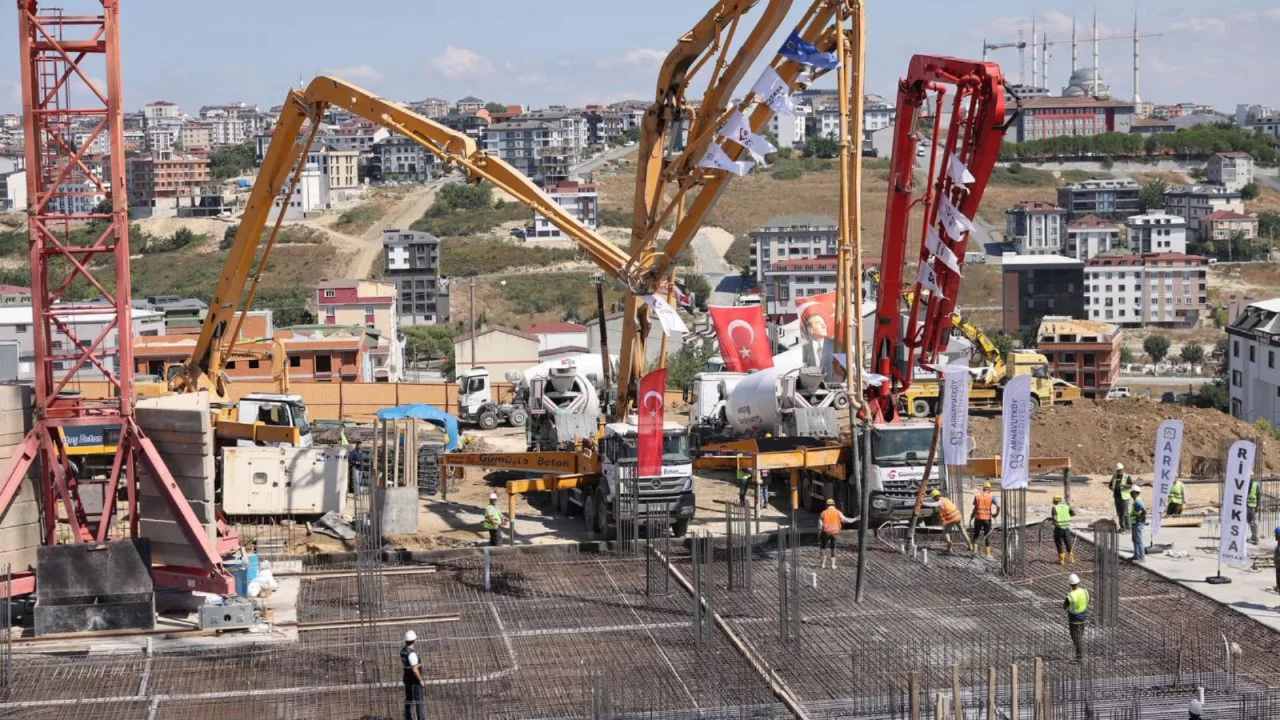 Arnavutk&ouml;y'de 354 bağımsız b&ouml;l&uuml;ml&uuml;k kentsel d&ouml;n&uuml;ş&uuml;m projesinde temel atıldı