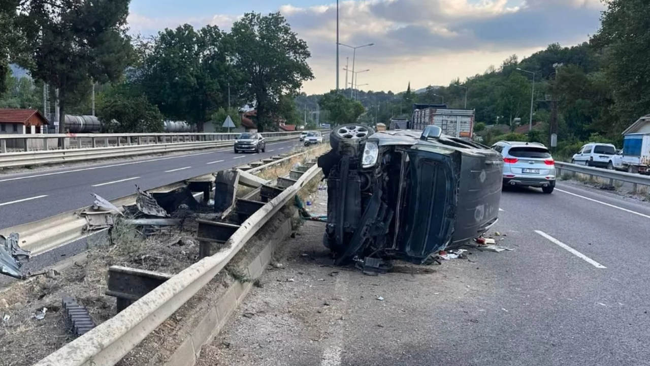 Bilecik'te hafif ticari ara&ccedil; devrildi: 3 kişi yaralandı
