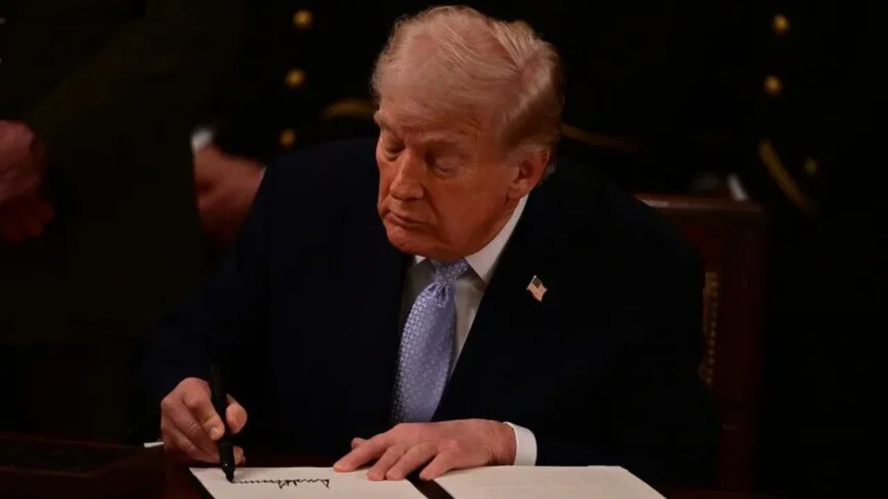 Anketler Trump'ı &uuml;zd&uuml;! Kamuoyu desteği dibi g&ouml;rd&uuml;...
