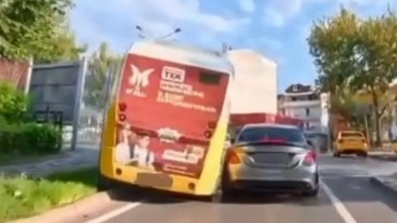 Bursa'da belediye minibüsü elektrik direğine çarptı: Kaza anı kamerada