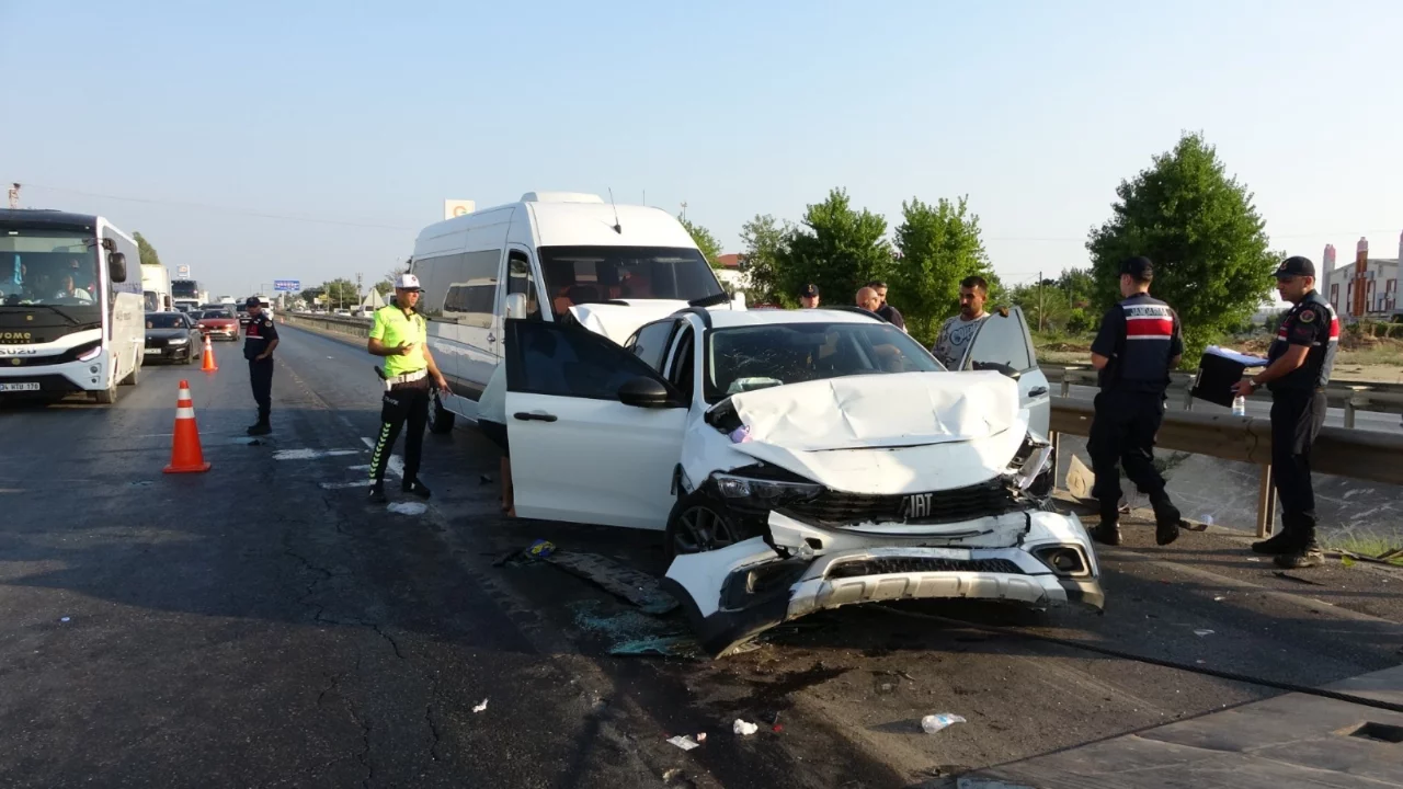 Manavgat'ta 6 ara&ccedil;lı zincirleme kaza: Turist şof&ouml;r&uuml;n uyuduğunu iddia etti