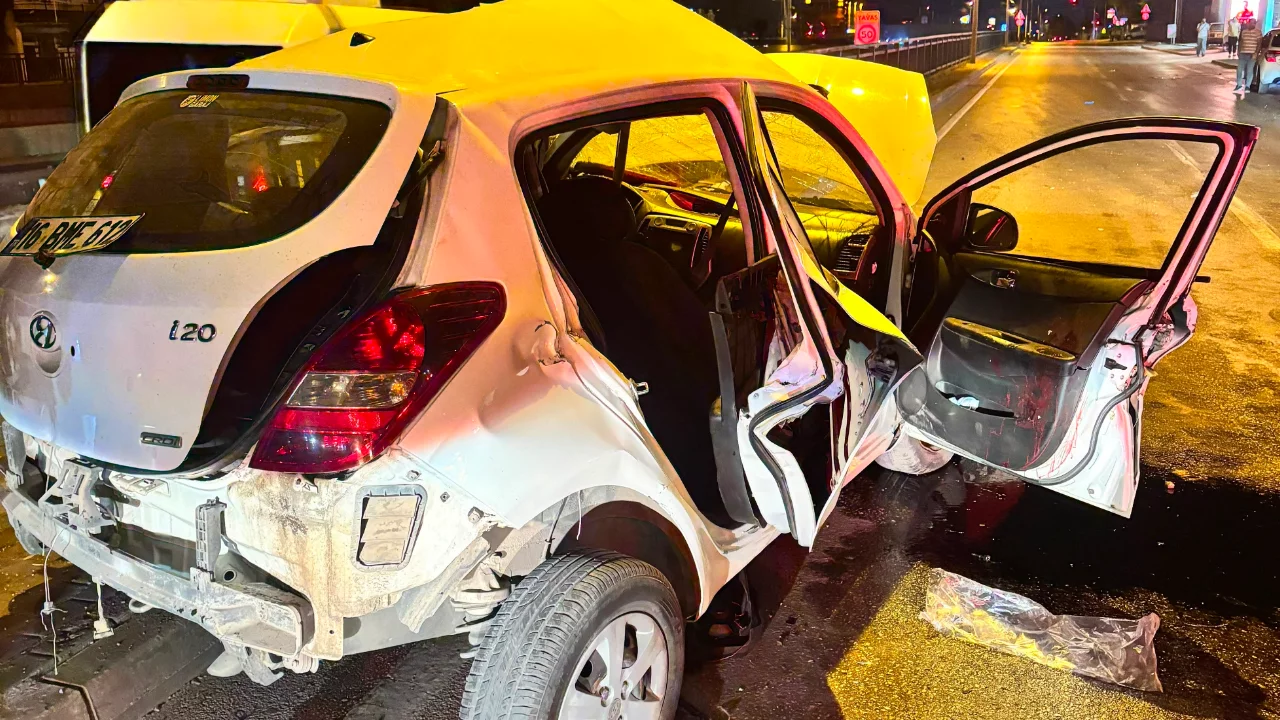 Bursa'da gece yarısı &ouml;l&uuml;ml&uuml; kaza! Ortalık savaş alanına d&ouml;nd&uuml;
