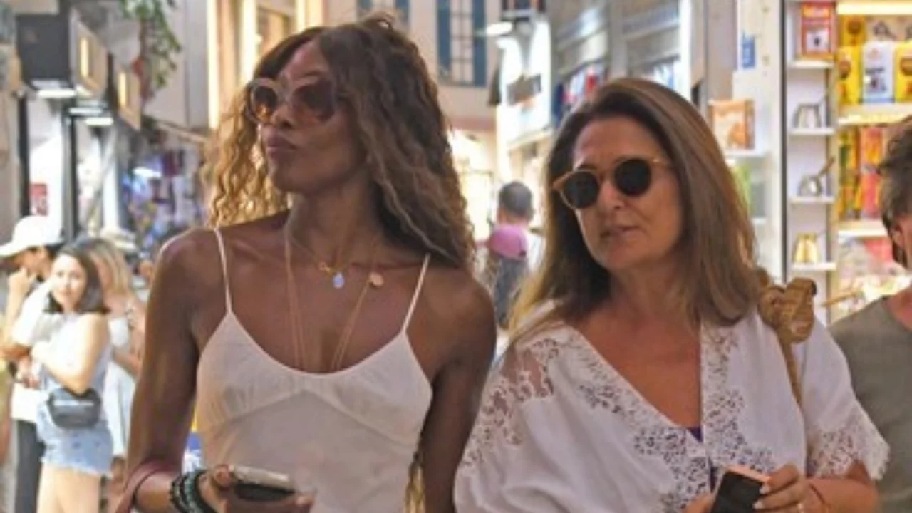 Naomi Campbell Bodrum'da ortaya &ccedil;ıktı! &Ccedil;arşıda mağazaları tek tek gezdi