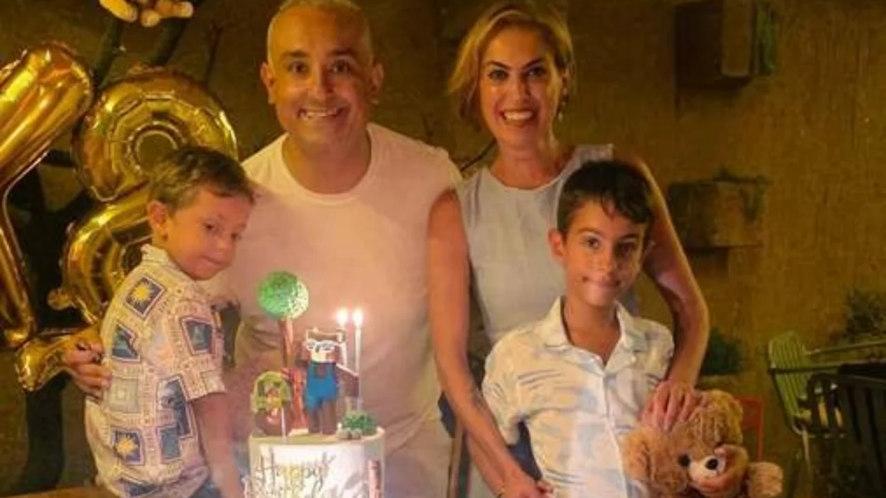R&uuml;şt&uuml; Onur Atilla ile eski eşi Sinem Ayyıldız'dan oğulları Kemal i&ccedil;in duygulandıran buluşma