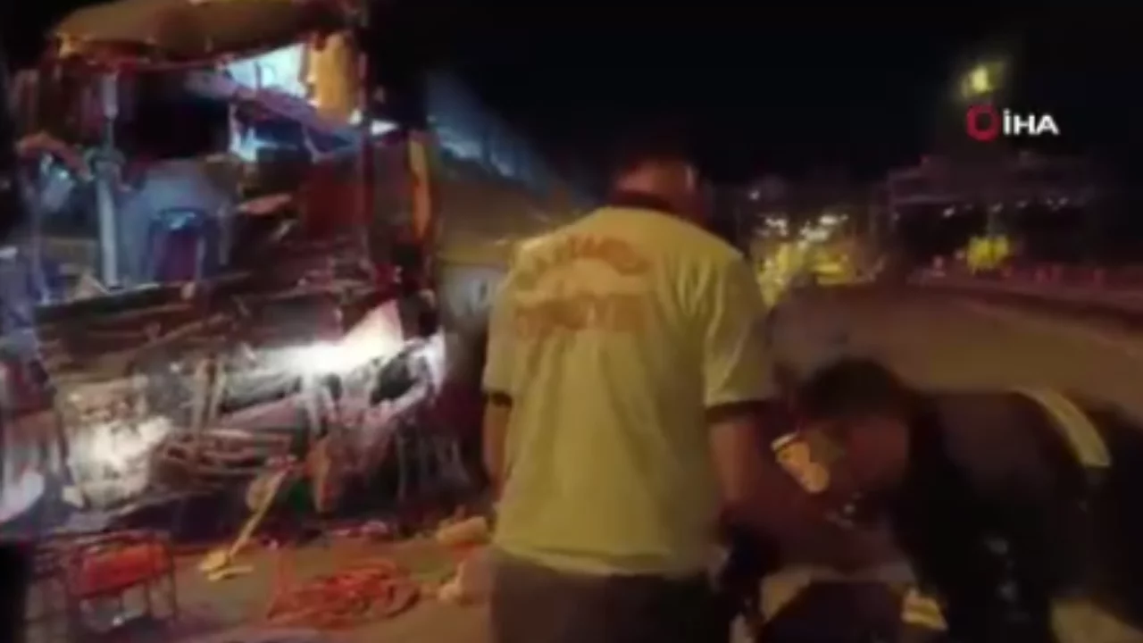 Gece yarısı feci kaza! Yolcu otob&uuml;s&uuml; TIR'a &ccedil;arptı: 2 &ouml;l&uuml;, 17 yaralı