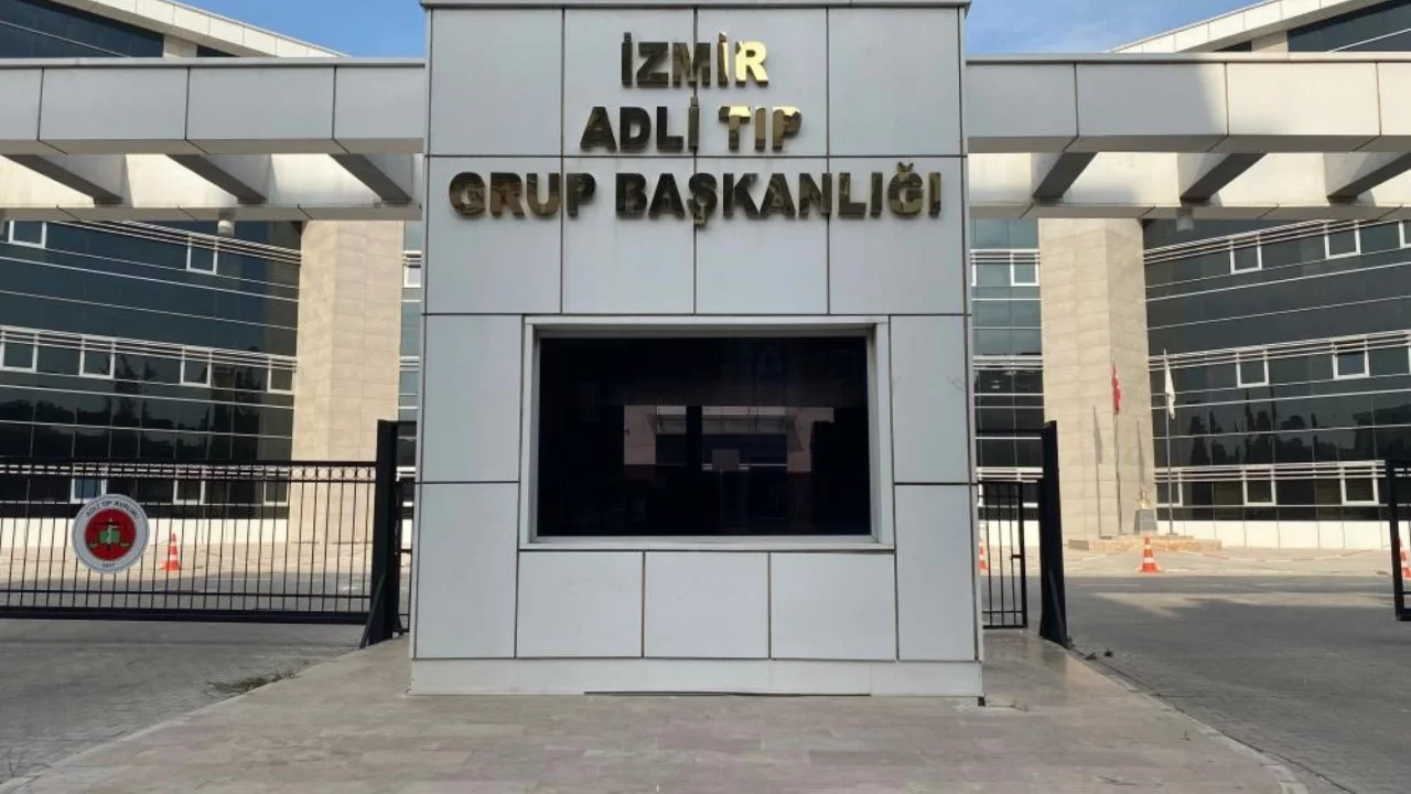Oğlunu &ouml;ld&uuml;rd&uuml;, elindeki t&uuml;fekle polise teslim oldu!