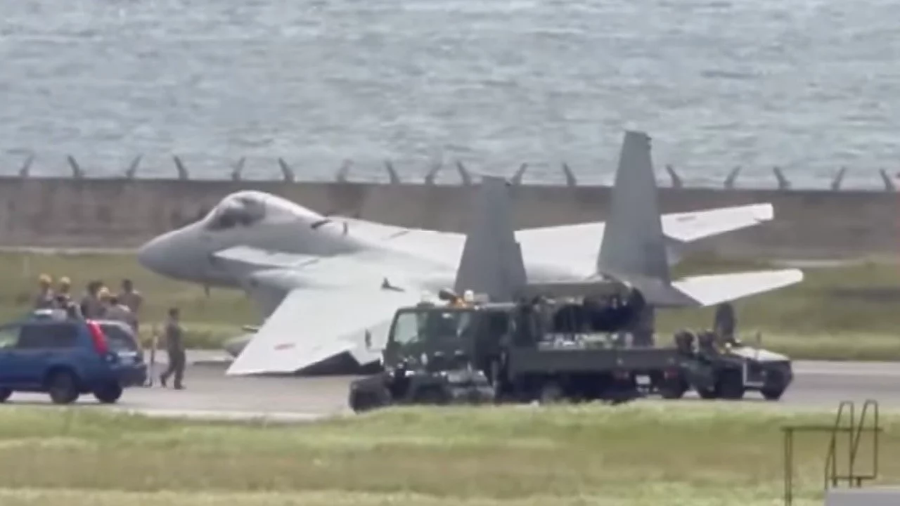 F-15 savaş u&ccedil;ağı, acil inişin ardından sol kanadının &uuml;zerine yattı