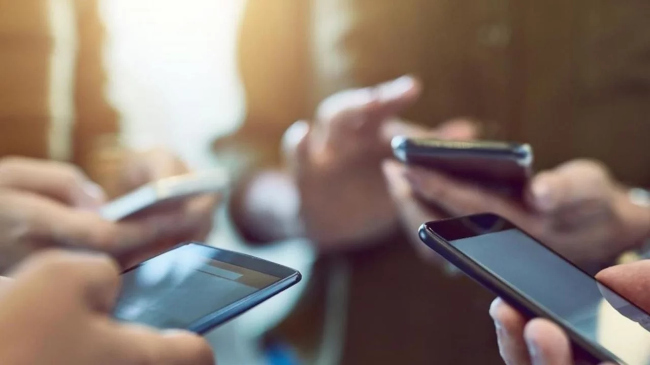 Telefon piyasasında dengeler değişiyor! Dev markalardan beklenmedik hamle