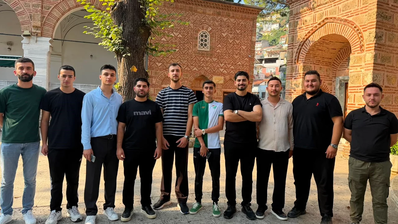 AK Parti Osmangazi Gen&ccedil;lik Kolları'ndan Hamzabey K&uuml;lliyesi'nde temizlik &ccedil;alışması