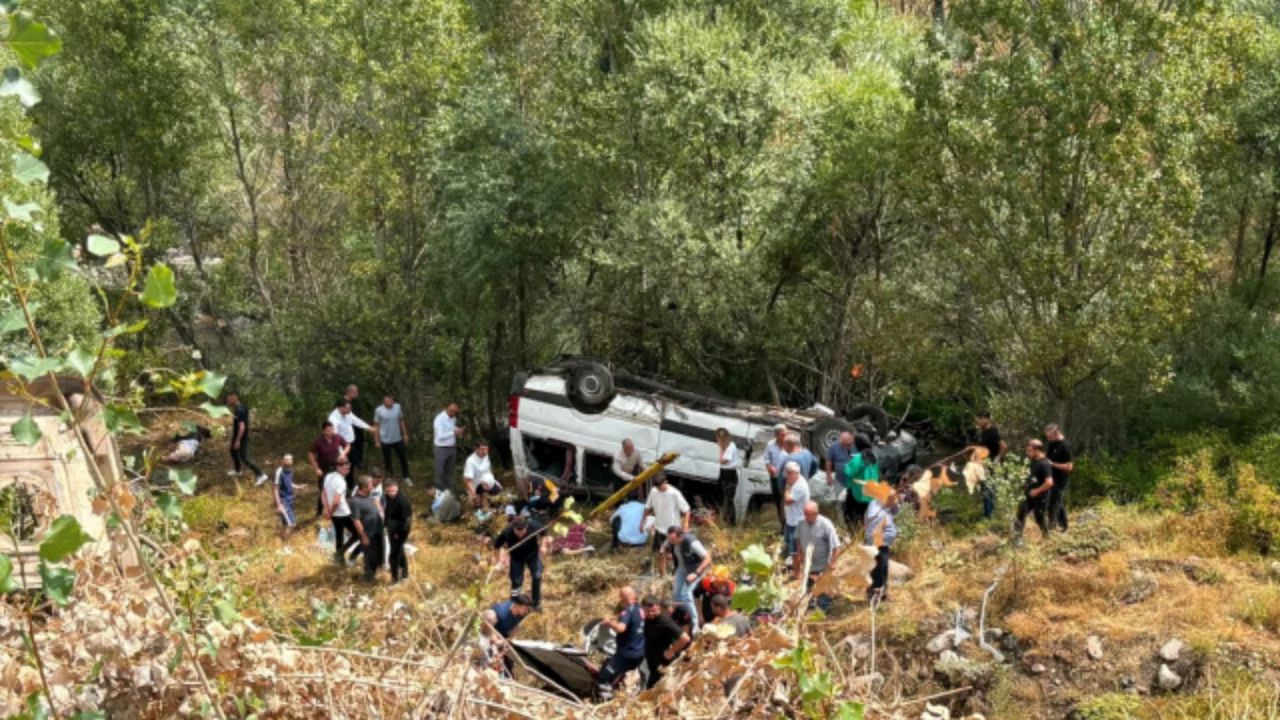 Yolcu minib&uuml;s&uuml; şarampole yuvarlandı! &Ccedil;ok sayıda can kaybı ve yaralı var