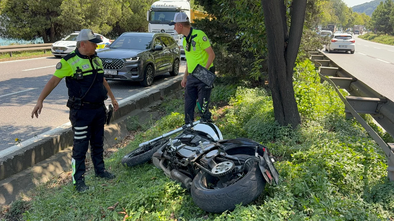 Motosiklet kamyona arkadan &ccedil;arptı: 2 yaralı