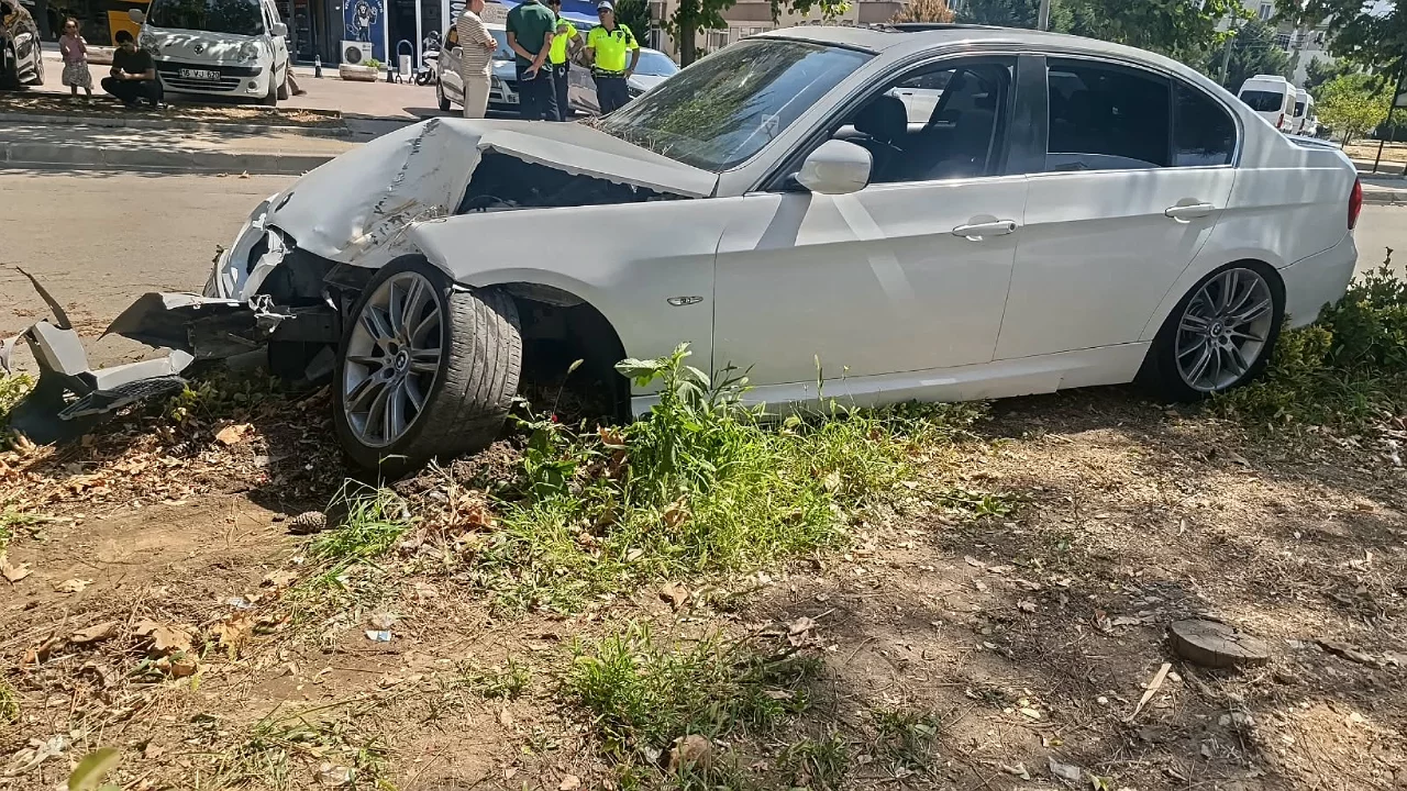 Bursa'da kontrolden çıkan otomobil refüje çarptı! Sürücü yara almadan kurtuldu