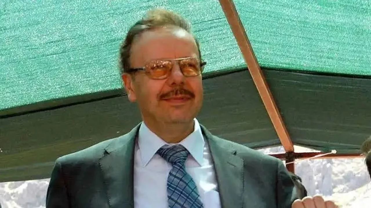 Eski bakanın mezarı a&ccedil;ılacak!