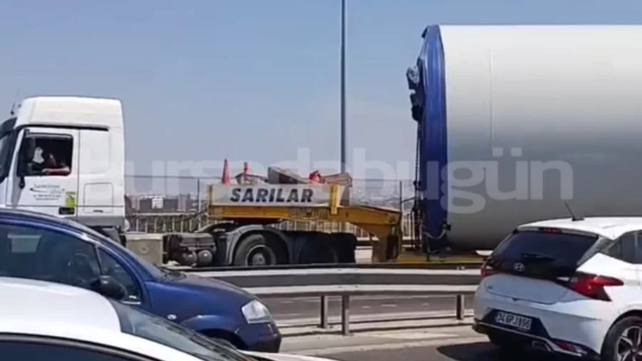 G&ouml;r&uuml;nt&uuml; Bursa'dan! Devasa uzunluktaki tır trafik ışıklarında sıkışıp kaldı