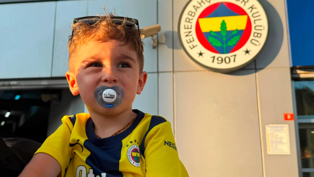 Fenerbah&ccedil;e'nin minik taraftarı G&ouml;ktuğ Alımcı Lyon ma&ccedil;ında trib&uuml;nde