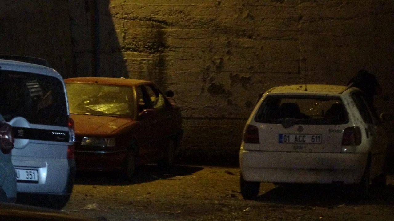 Trabzon'da emniyet m&uuml;d&uuml;rl&uuml;ğ&uuml; bah&ccedil;esine hava aracı d&uuml;şt&uuml;: 4 polis aracı hasar g&ouml;rd&uuml;