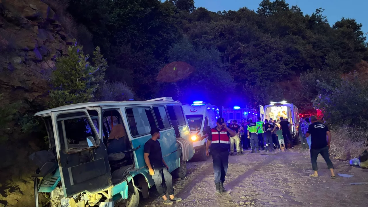 İzmir Tire'de tarım işçilerini taşıyan minibüs kayalıklara çarptı: 1 ölü, 8 yaralı