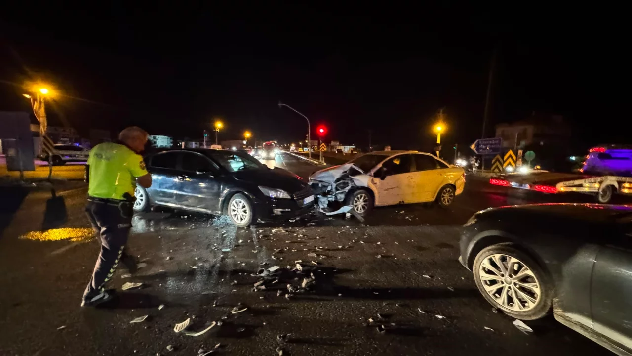 Muğla Ortaca'da üç araçlı kaza: Kavşakta trafik kontrollü sağlandı
