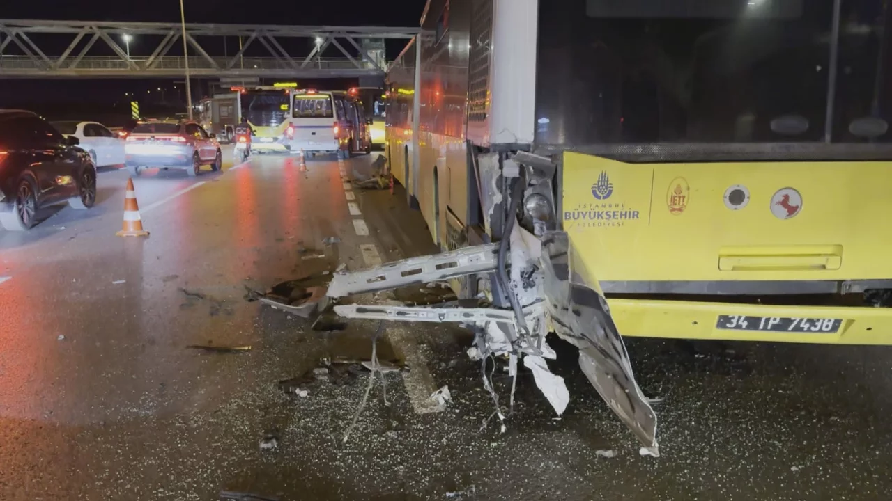 B&uuml;y&uuml;k&ccedil;ekmece D-100'de zincirleme kaza: 3 yaralı
