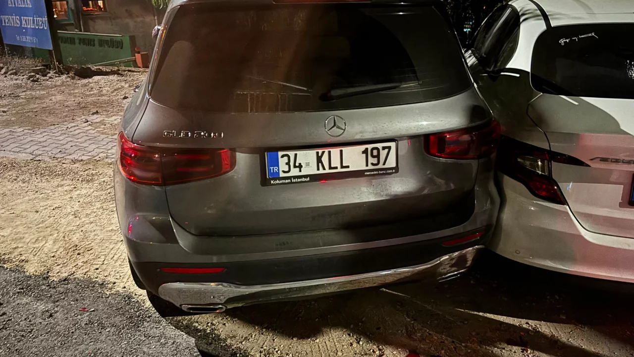 Ayvalık'ta s&uuml;r&uuml;c&uuml; direksiyon başında bayıldı: Otomobil 3 araca &ccedil;arptı