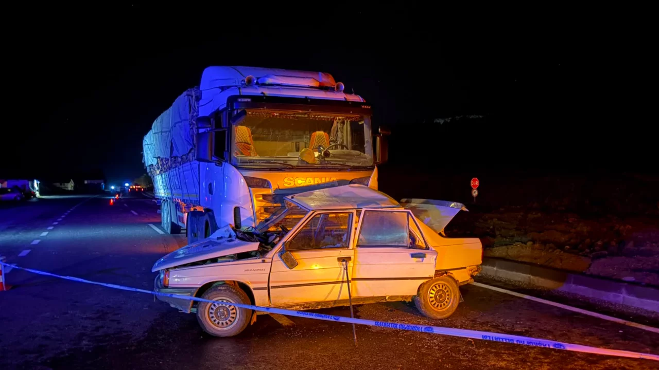 Gece saatlerinde korkun&ccedil; kaza! Tır ile otomobil &ccedil;arpıştı, 2 can gitti