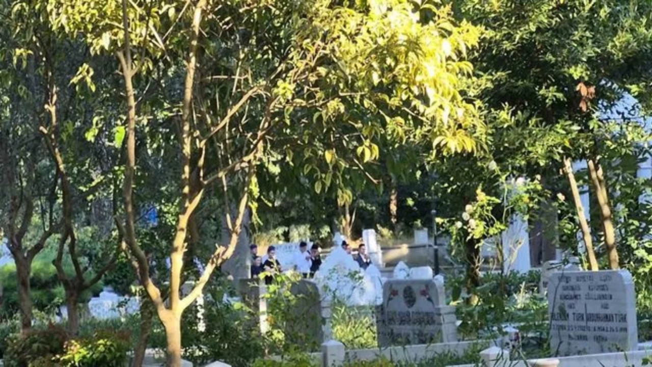 Arif Ahmet Denizolgun'un mezarının açılacağını duyan cemaat mensupları mezarlığa toplandı!