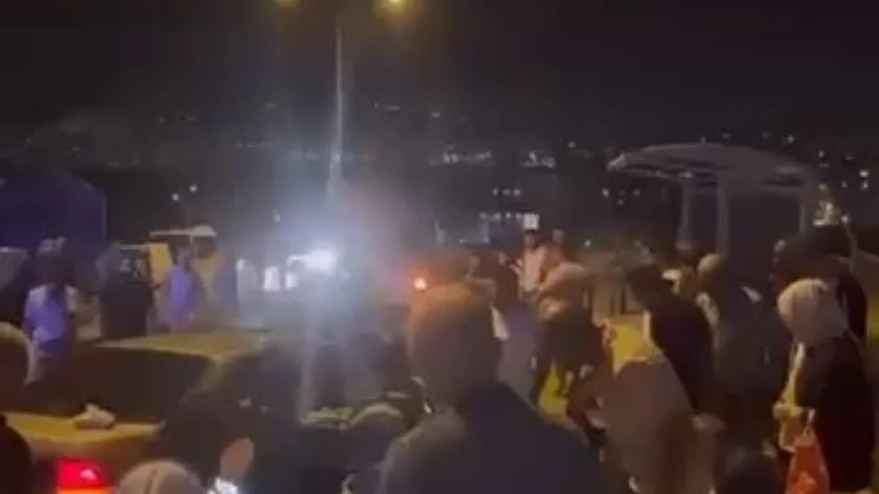 Bursa'da ehliyetsiz s&uuml;r&uuml;c&uuml; kazaya neden oldu! &Ccedil;ok sayıda yaralı...