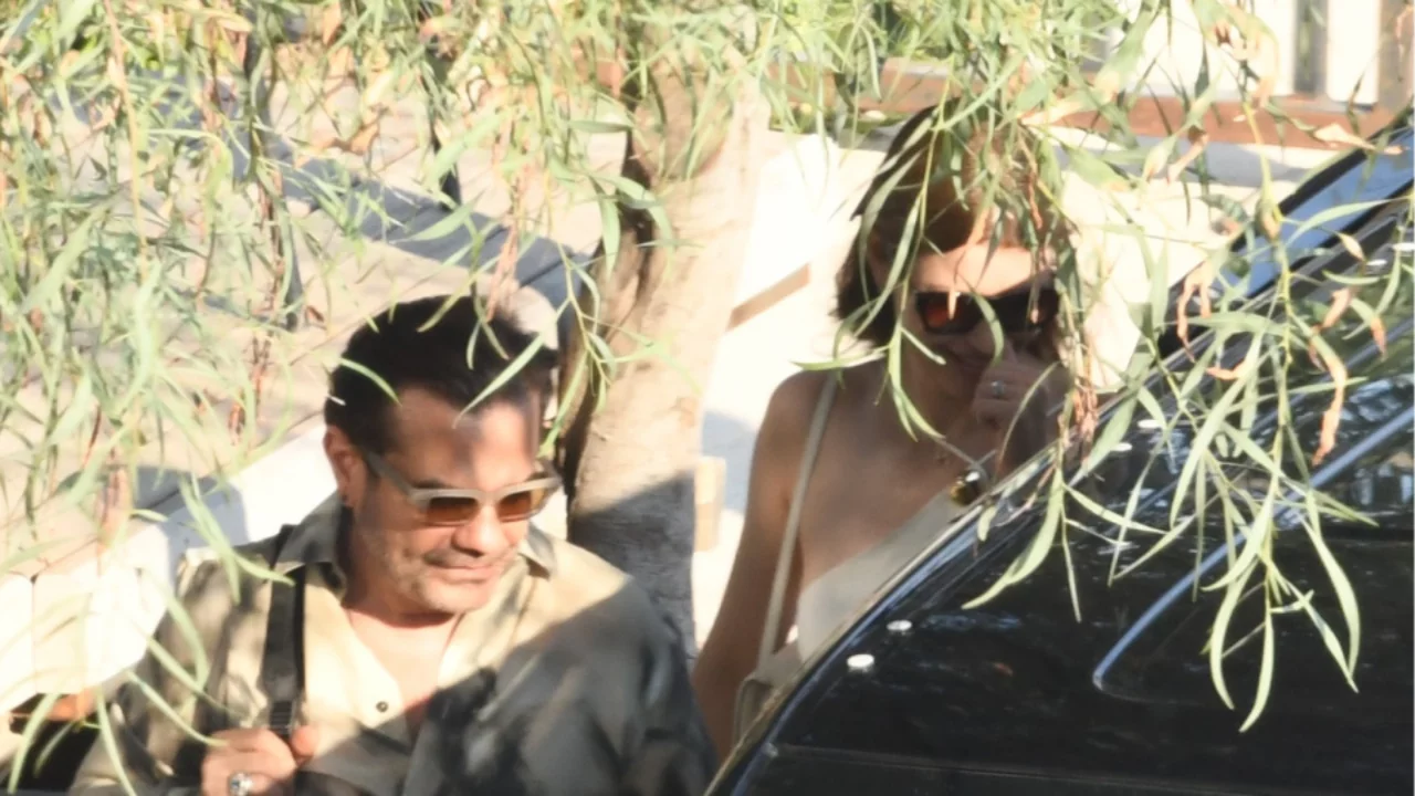 Kenan Doğulu ve Beren Saat Bodrum'da Görüntülendi: Alışveriş Keyfi