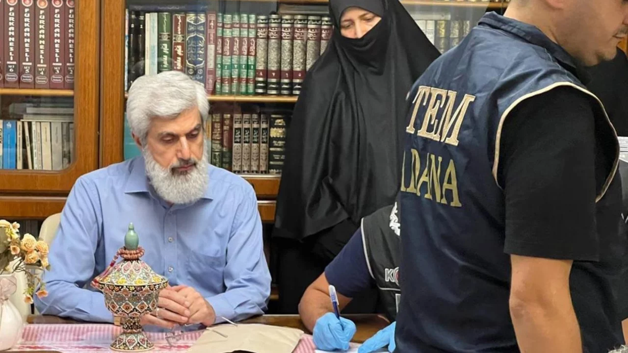 İşte Alparslan Kuytul ve eşinin g&ouml;zaltına alındığı anlar!
