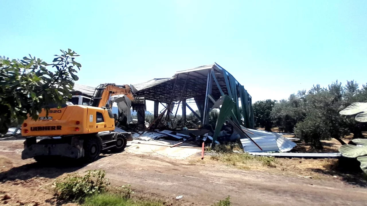 Bursa'da ka&ccedil;ak depoya ge&ccedil;it yok: Zeytinlikteki yapı yıkıldı