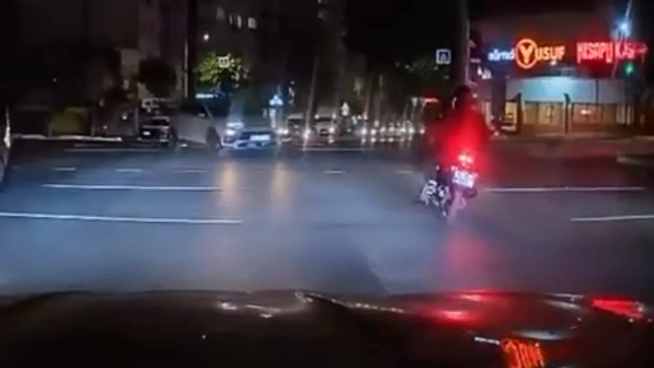 Bursa'da kırmızı ışıkta faciadan dönüldü: Otomobil motosiklete çarptı