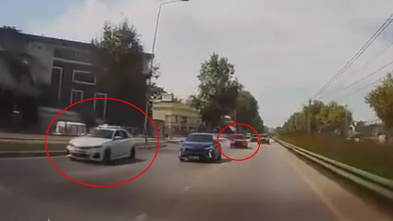 Bursa'da hız tutkusu kazayla bitti! Yarışan iki otomobil böyle çarpıştı