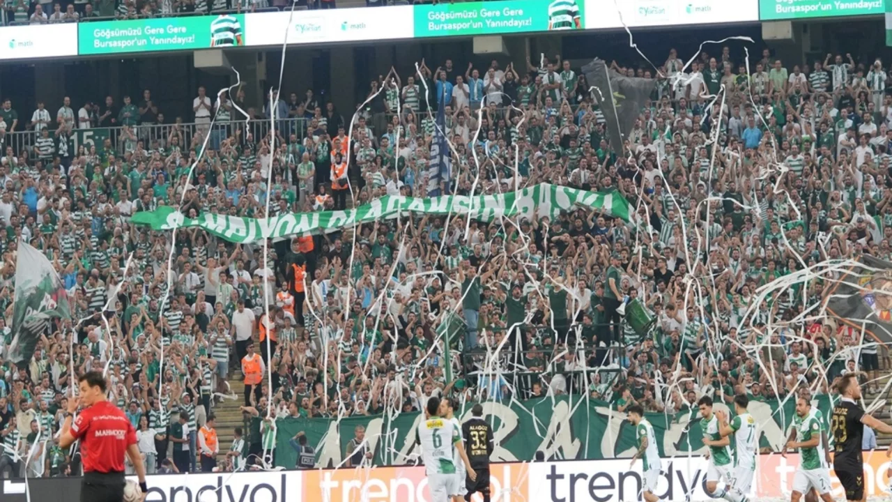 Trendyol 1. Lig'de tribünleri sallayan sayı! Bursaspor taraftarı şov yaptı