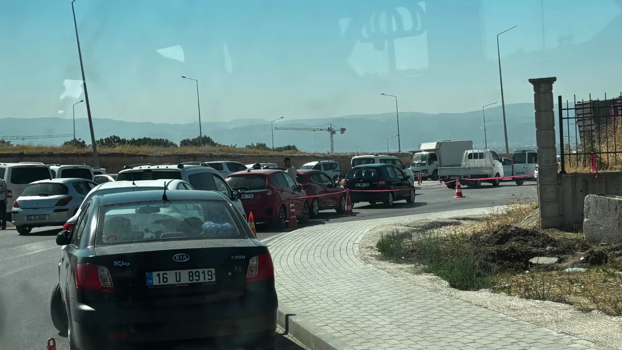 Bursa'da kural tanımazlar hastane yolunu kaosa &ccedil;evirdi!